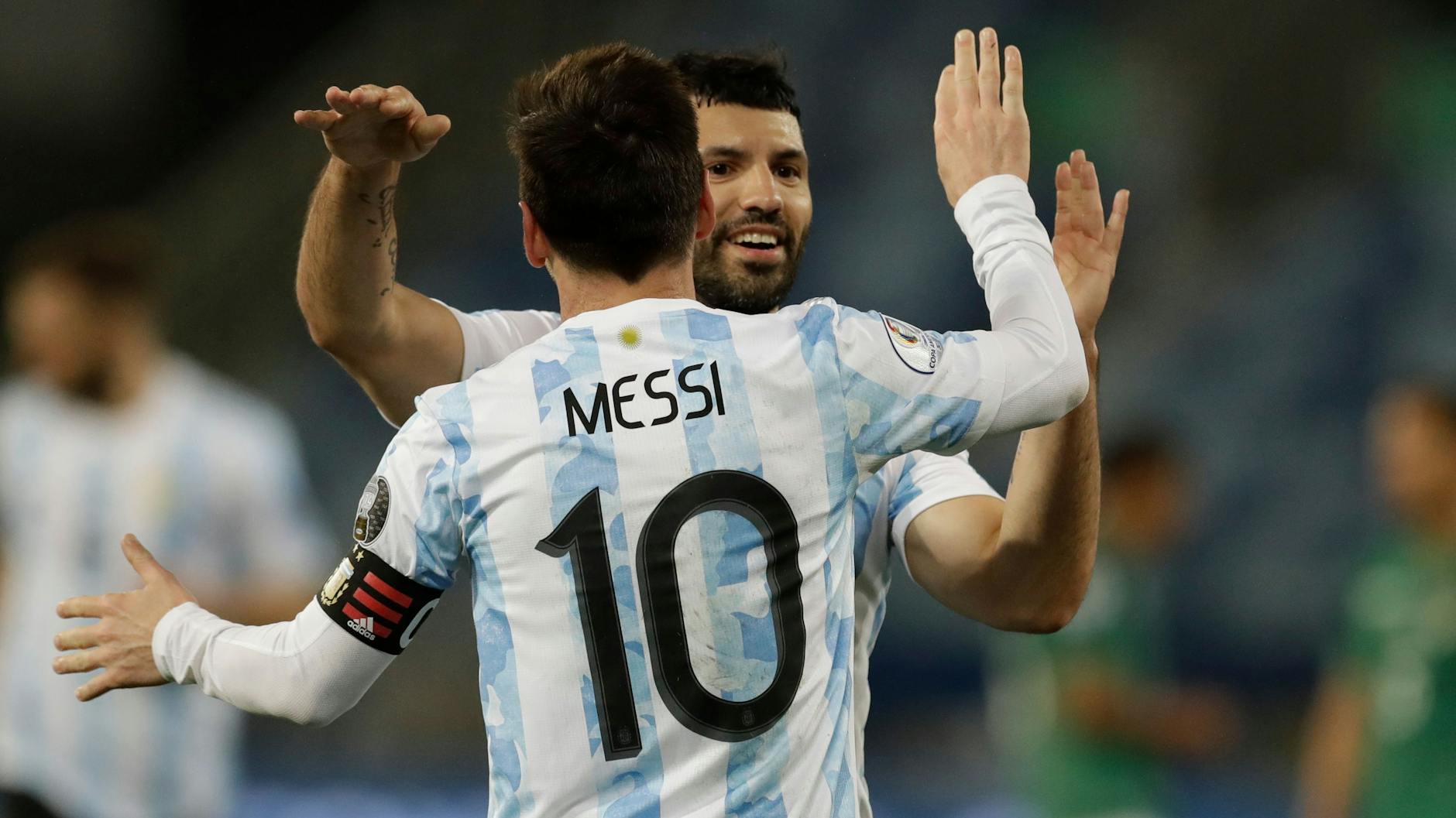 Lionel Messi und Sergio Agüero sind dicke Freunde. Messi ist gar Taufpate von Agüeros Sohn Benjamin.