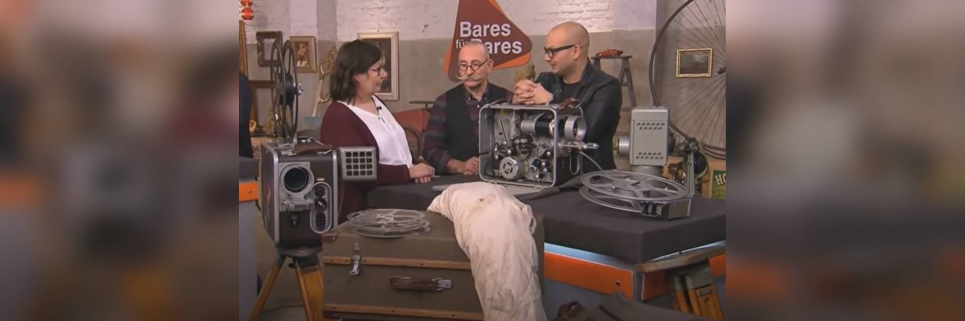 Corinna Mosebach präsentiert Horst Lichter und Sven Deutschmanek ihr DDR-Wanderkino.