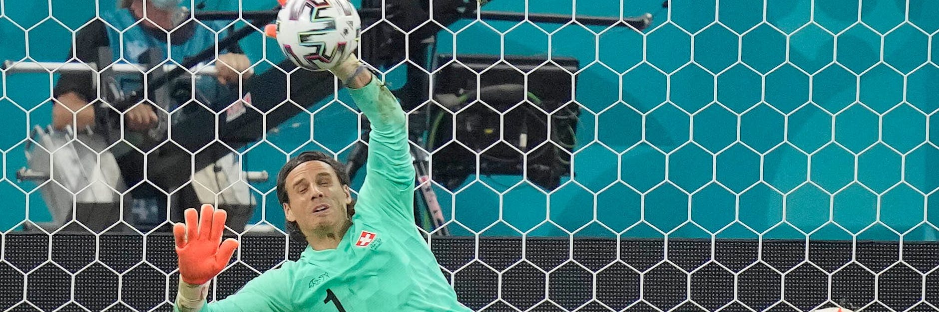 Torwart Yann Sommer von Borussia Mönchengladbach pariert den Elfmeter von Frankreichs Kylian Mbappe. 