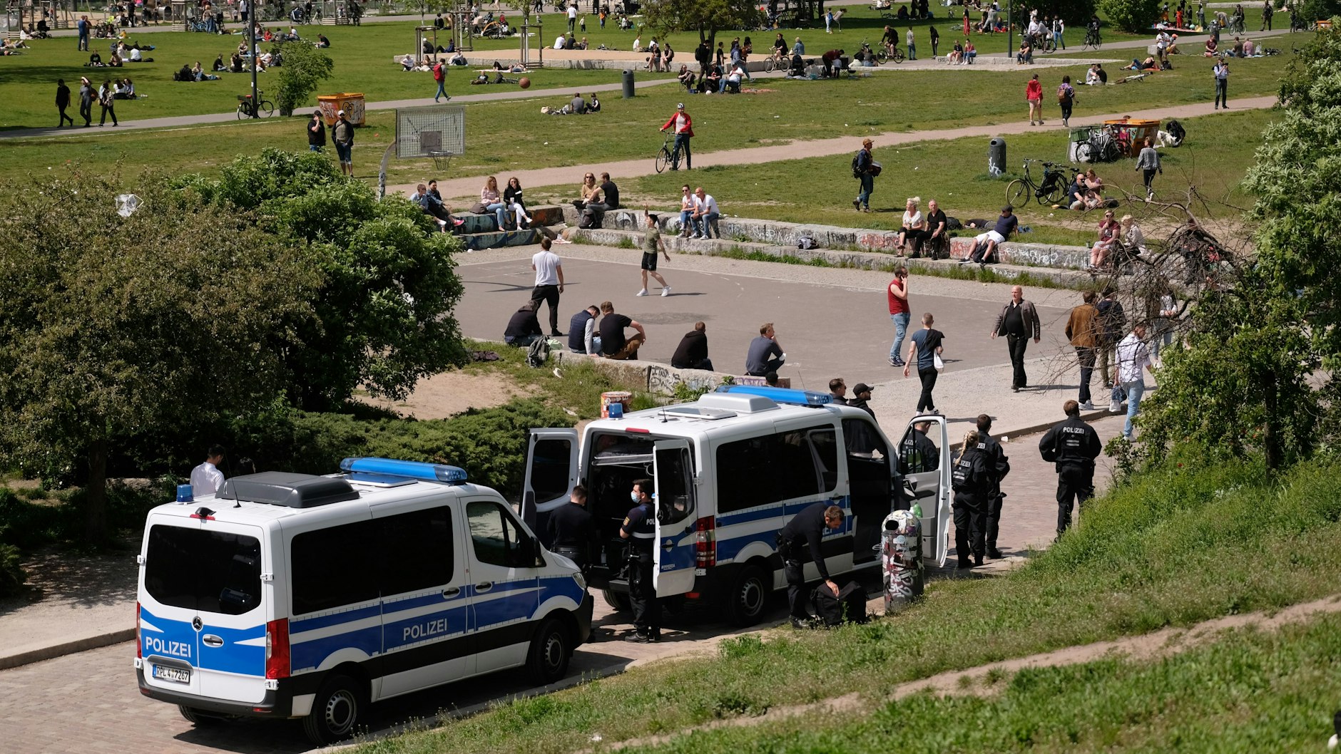 Die Berliner Polizei zeigt täglich Präsenz im Mauerpark. Nun sollen auch die Zugänge zum Park mit Pollern versehen werden, um Anschläge wie am Breitscheidplatz zu verhindern. 