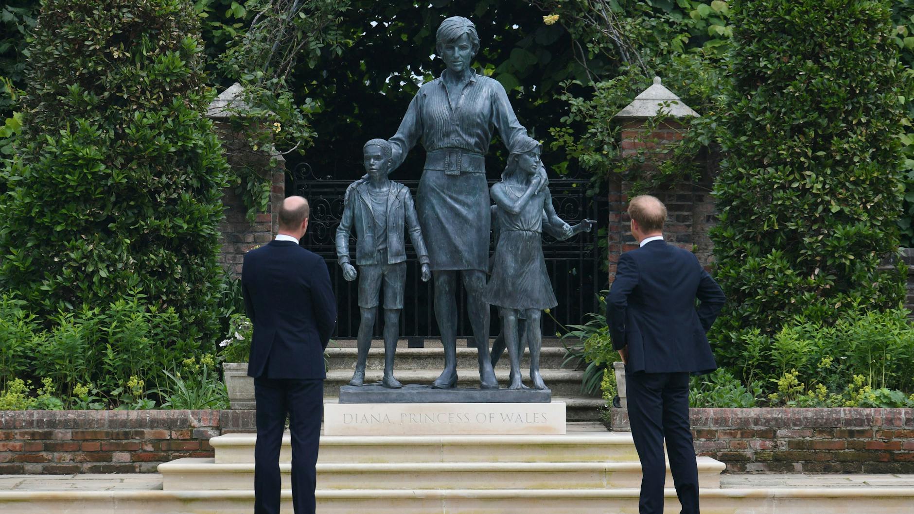 William und Harry vor der von ihnen enthüllten Statue ihrer Mutter.
