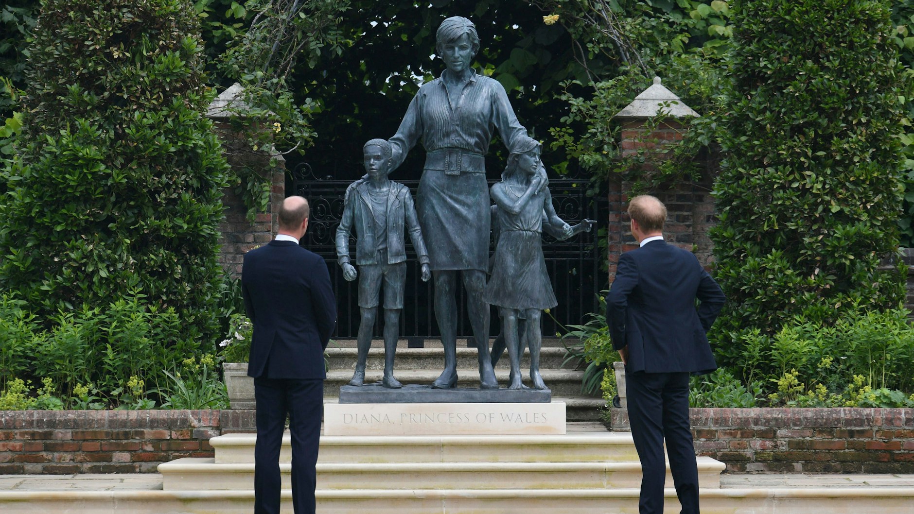 William und Harry vor der von ihnen enthüllten Statue ihrer Mutter.