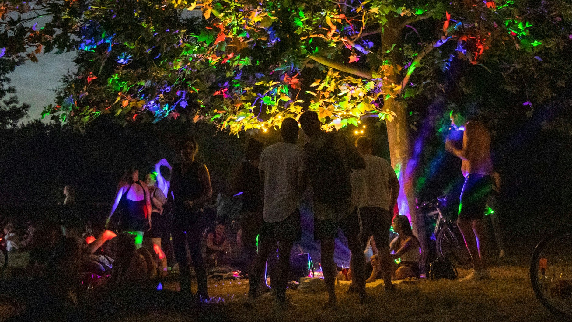 Gewohntes Bild in Berlin: Menschen feiern in einer warmen Sommernacht im Volkspark Hasenheide im Juni 2021.&nbsp;