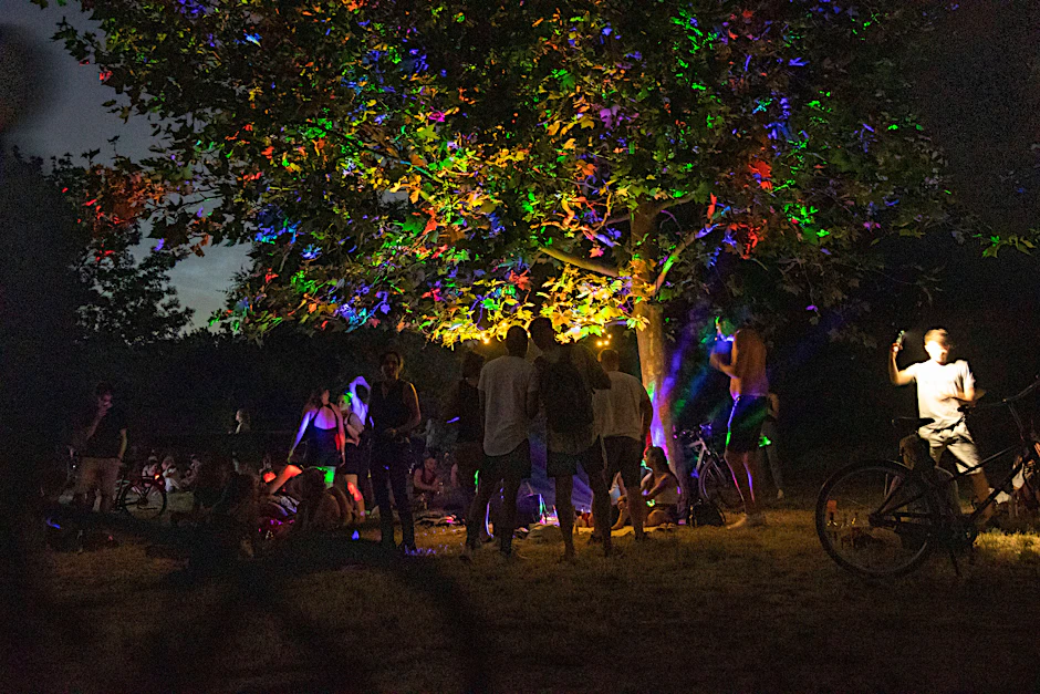 Gewohntes Bild in Berlin: Menschen feiern in einer warmen Sommernacht im Volkspark Hasenheide im Juni 2021.&nbsp;
