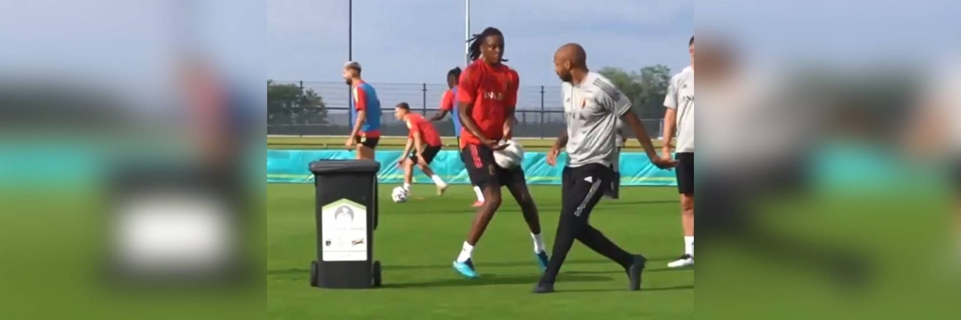 Thierry Henry irritiert Dedryck Boyata - und der bekommt den Ball in die Leisten.