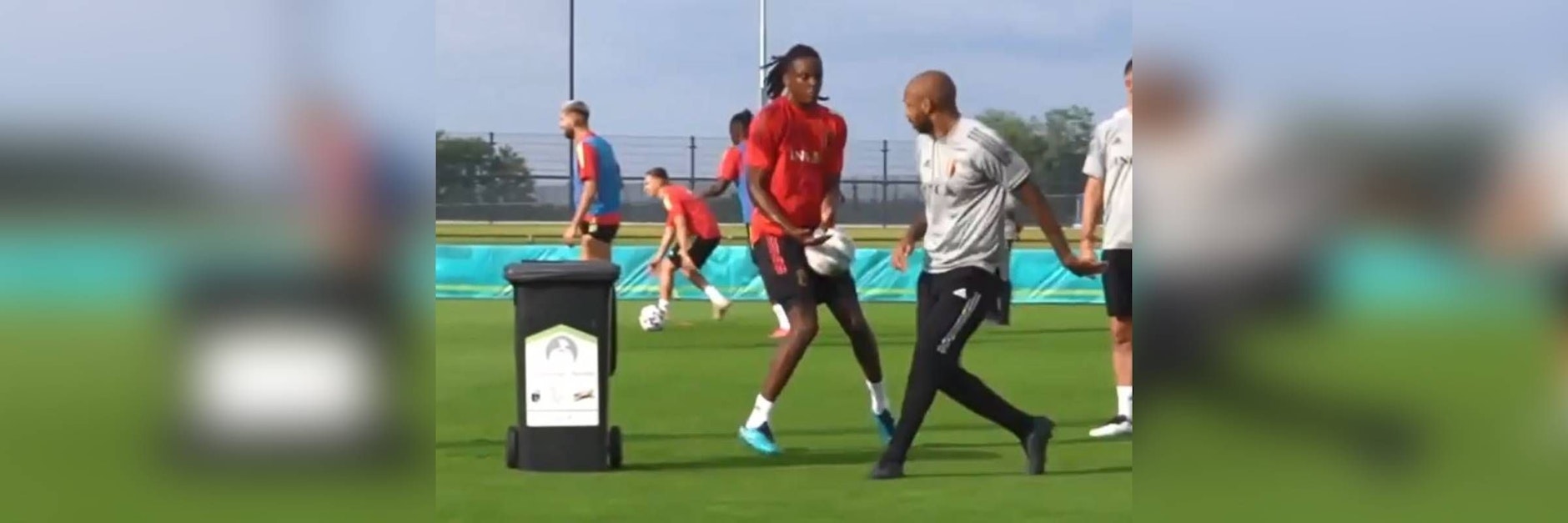 Thierry Henry irritiert Dedryck Boyata - und der bekommt den Ball in die Leisten.