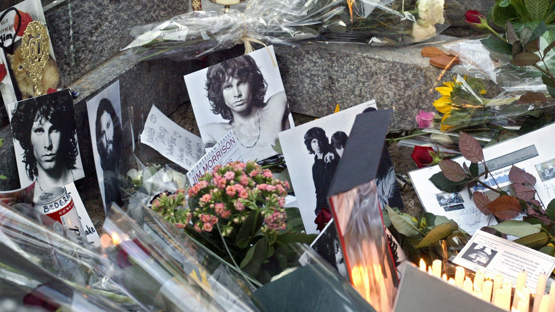Bilder, Blumen und Kerzen am Grab von Jim Morrison auf dem Pariser Friedhof Père Lachaise.