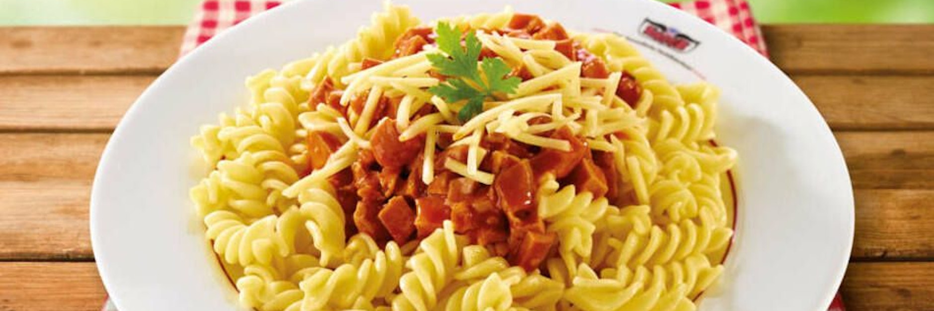 Dieses Wurstgulasch schmeckt wie damals (auch wenn damals kein Käse darübergestreut wurde).&nbsp;