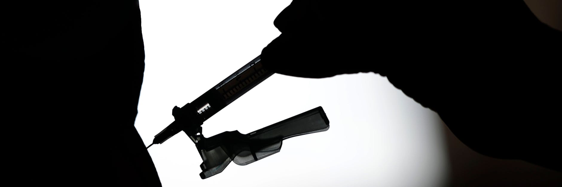 Ein Mitarbeiter des Gesundheitswesens verabreicht eine Spritze mit dem Impfstoff COVID-19 von Johnson & Johnson