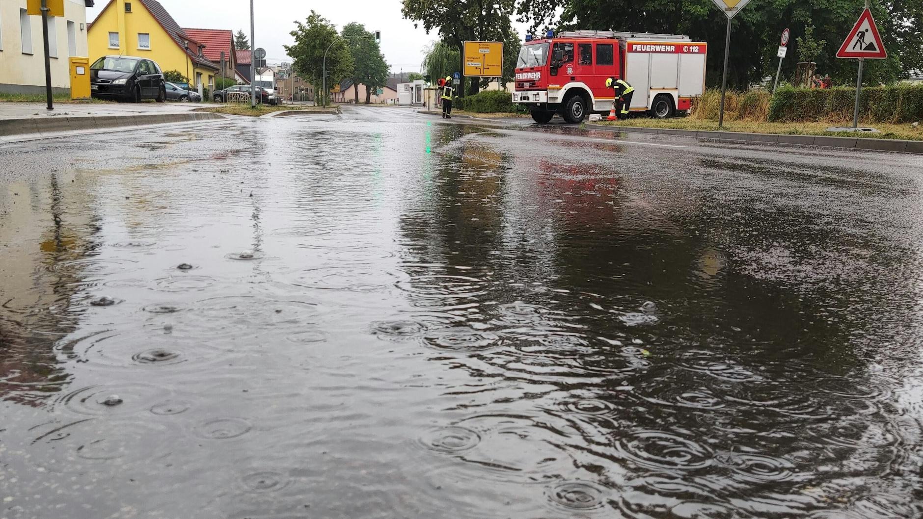 Nach Dauerregen war diese Straße im brandenburgischen Germendorf bei Oranienburg zeitweise unpassierbar.