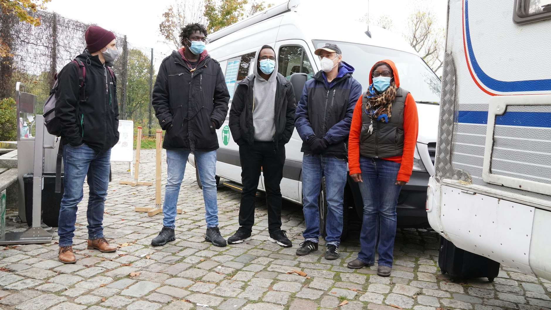 The Fixpunkt team takes hygiene regulations very seriously. A mobile hand-washing station and disinfectant is always available.