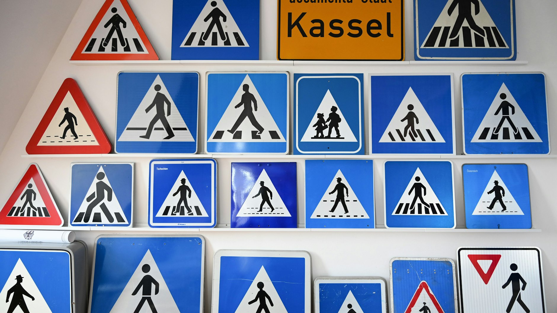 Diverse Zebrastreifenschilder hängen im Atelier der Kasseler Künstlerin Doris Gutermuth an der Wand.&nbsp;