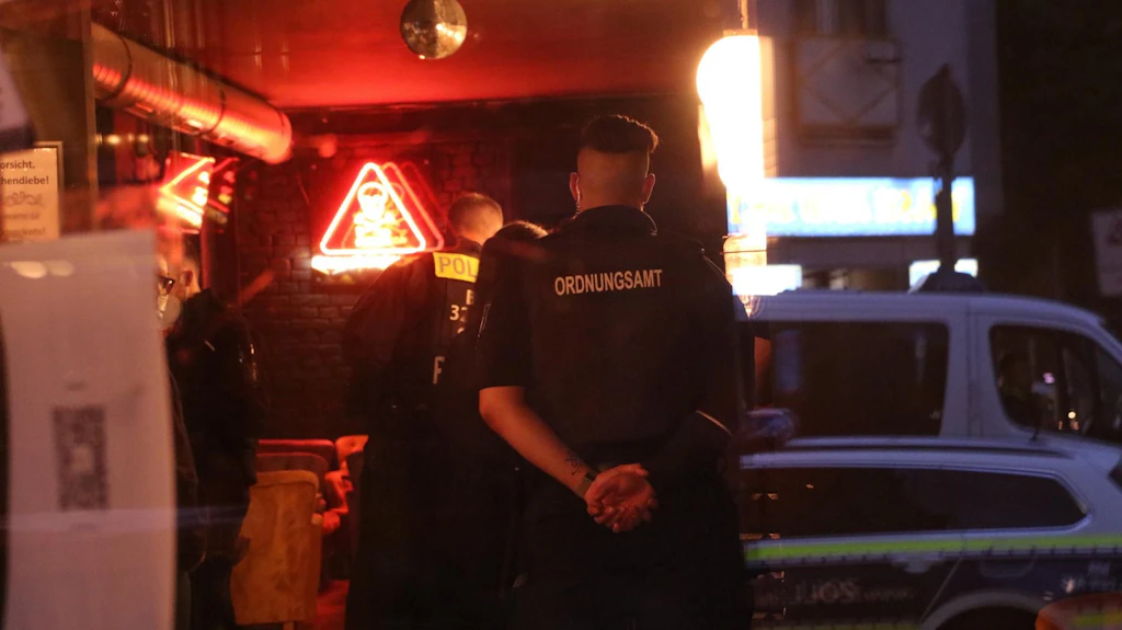 Razzia gegen Clans in Neukölln: Polizei Berlin durchsucht Cafés und Bars