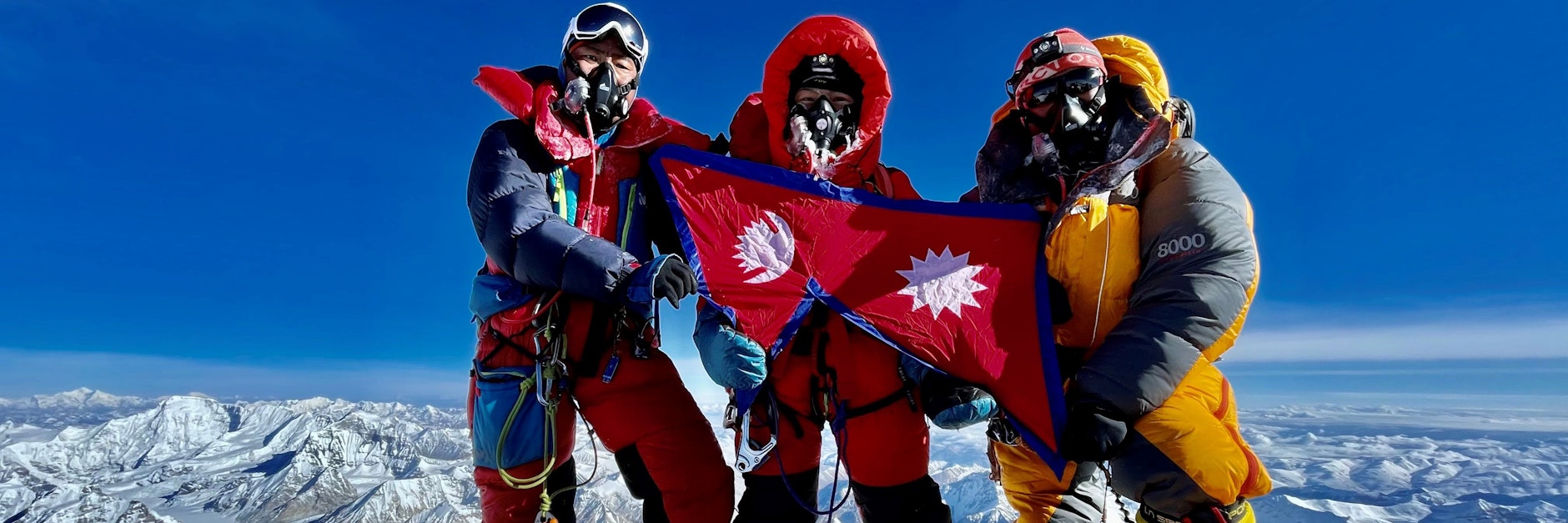 Nima Lhamu Sherpa (Mitte) steht mit ihren Brüdern auf dem Gipfel des Mount Everest. Die 21 Jahre alte Nepalesin verhalf ihrer Familie von Bergführern zu einem weltweiten Rekord.&nbsp;&nbsp;