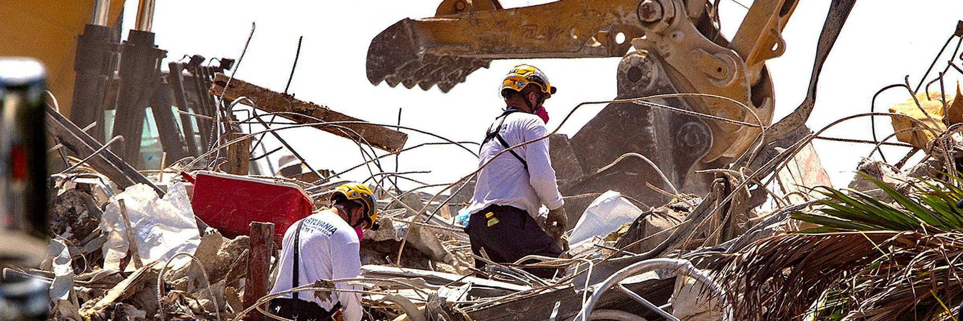Rettungsteams aus Pennsylvania durchsuchen die Trümmer der Champlain Towers South in Surfside, Florida. 