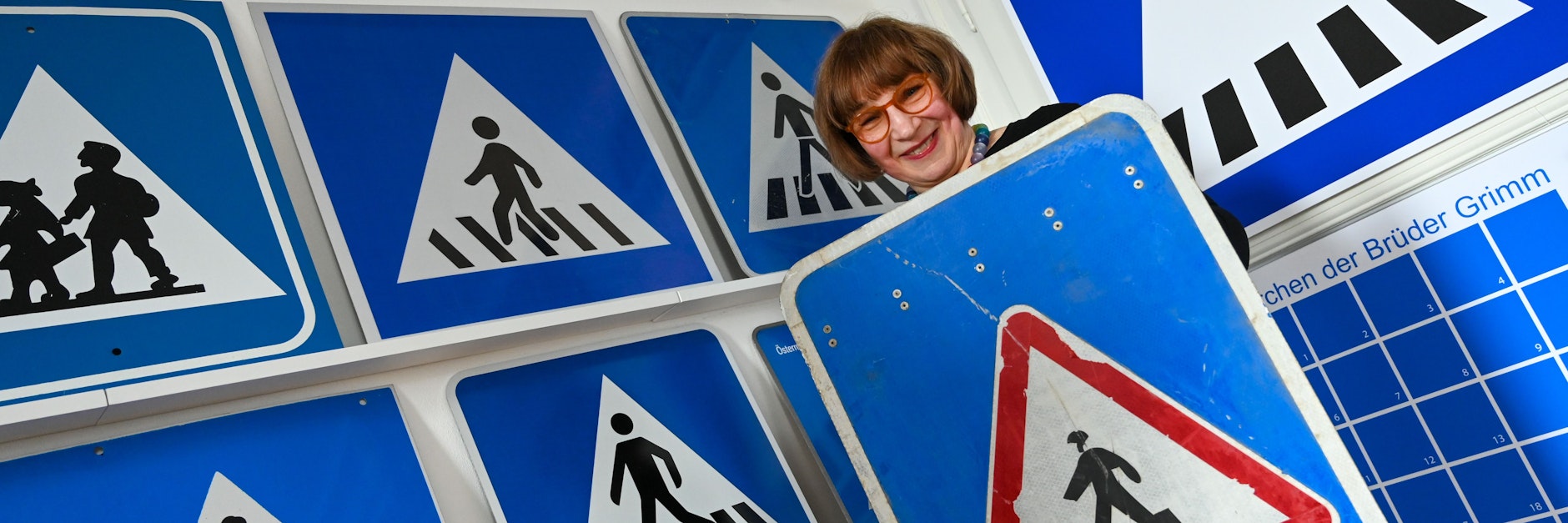 Die Kasseler Künstlerin Doris Gutermuth hält in ihrem Atelier ein Zebrastreifenschild aus Afghanistan in der Hand.&nbsp;