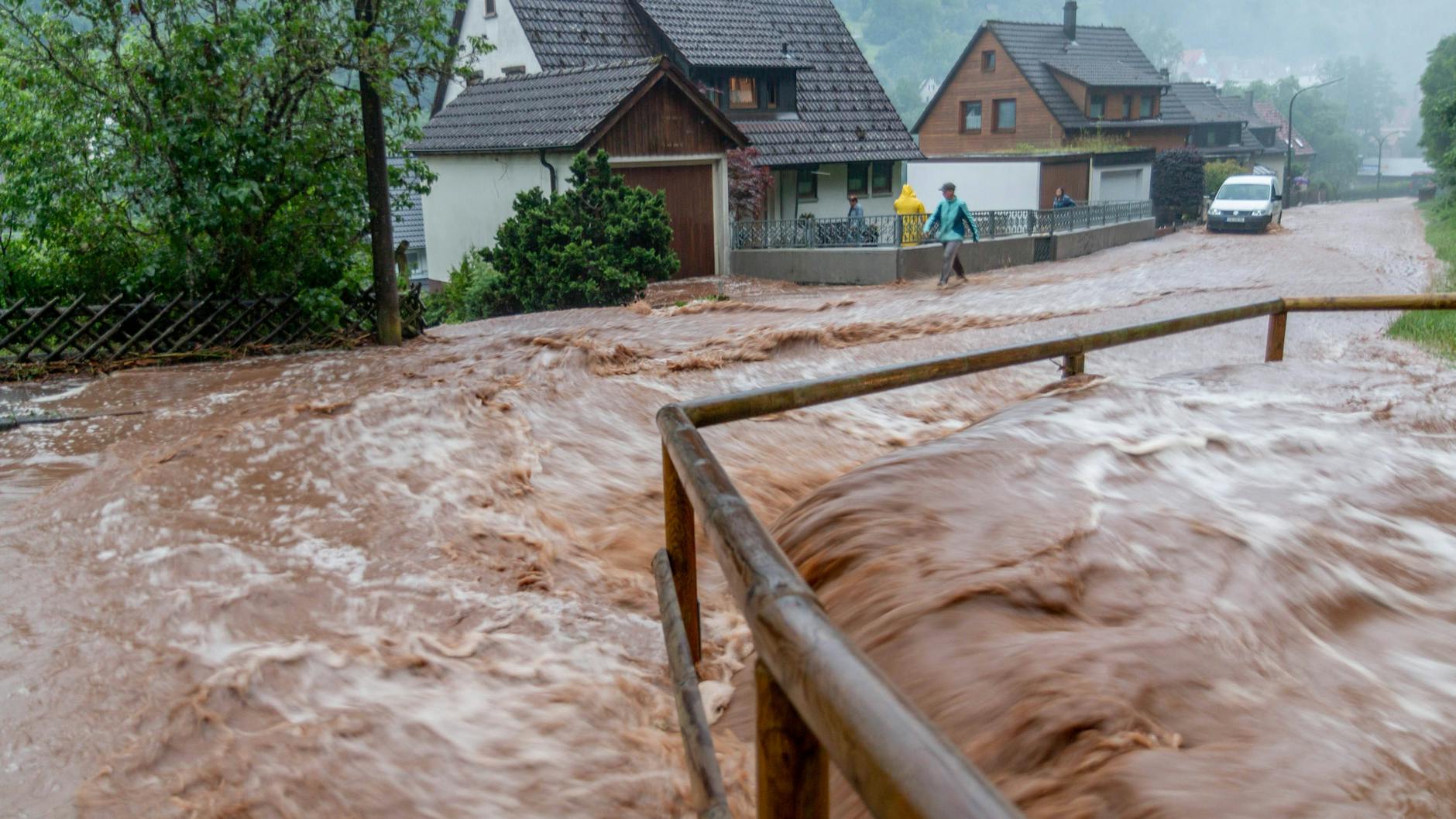 Wasser schießt wie ein reißender Fluss durch den Ort Calw in Baden-Württemberg. 