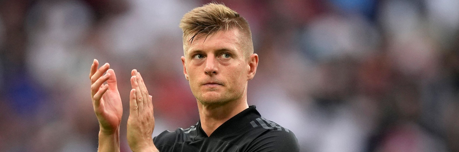 29.06.2021, Großbritannien, London: Fußball: EM, England - Deutschland, Finalrunde, Achtelfinale im Wembley Stadion. Deutschlands Toni Kroos bedankt sich nach dem Spiel bei den Fans. Foto: Frank Augstein/Pool AP/dpa +++ dpa-Bildfunk +++