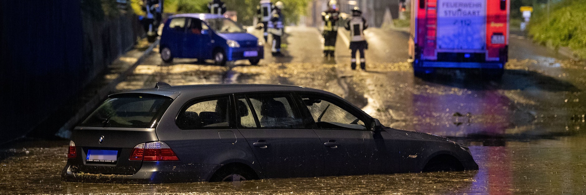 Ein Auto wurde in einer Unterführung in Stuttgart überflutet.&nbsp;&nbsp;