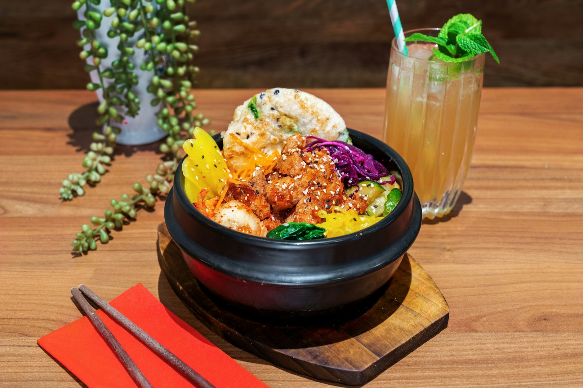 Feel Seoul Good Bibimbap mit Sojastreifen und Avocadopuffer und einer homemade Limonade.