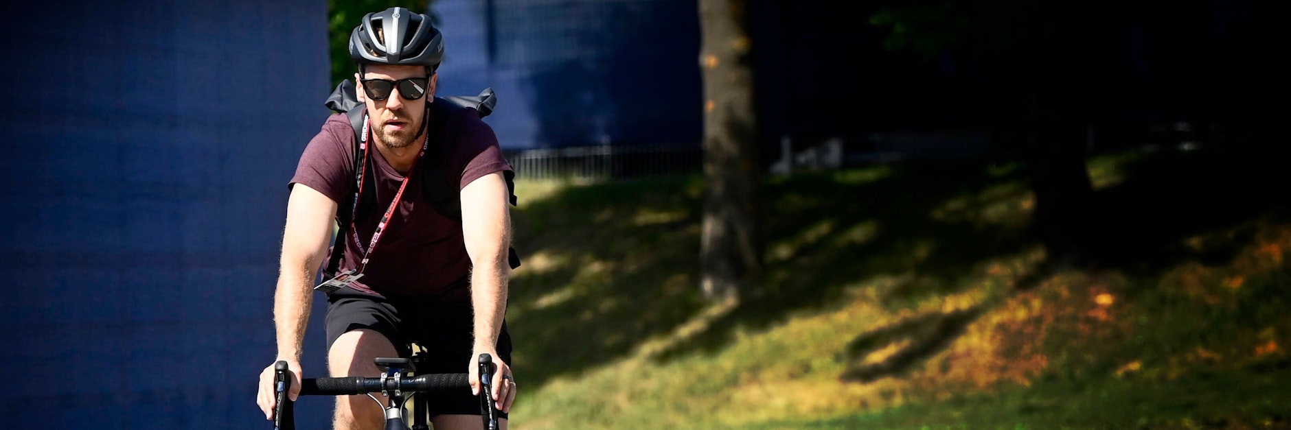 Sebastian Vettel inspiziert den Red-Bull-Ring mit dem Fahrrad.