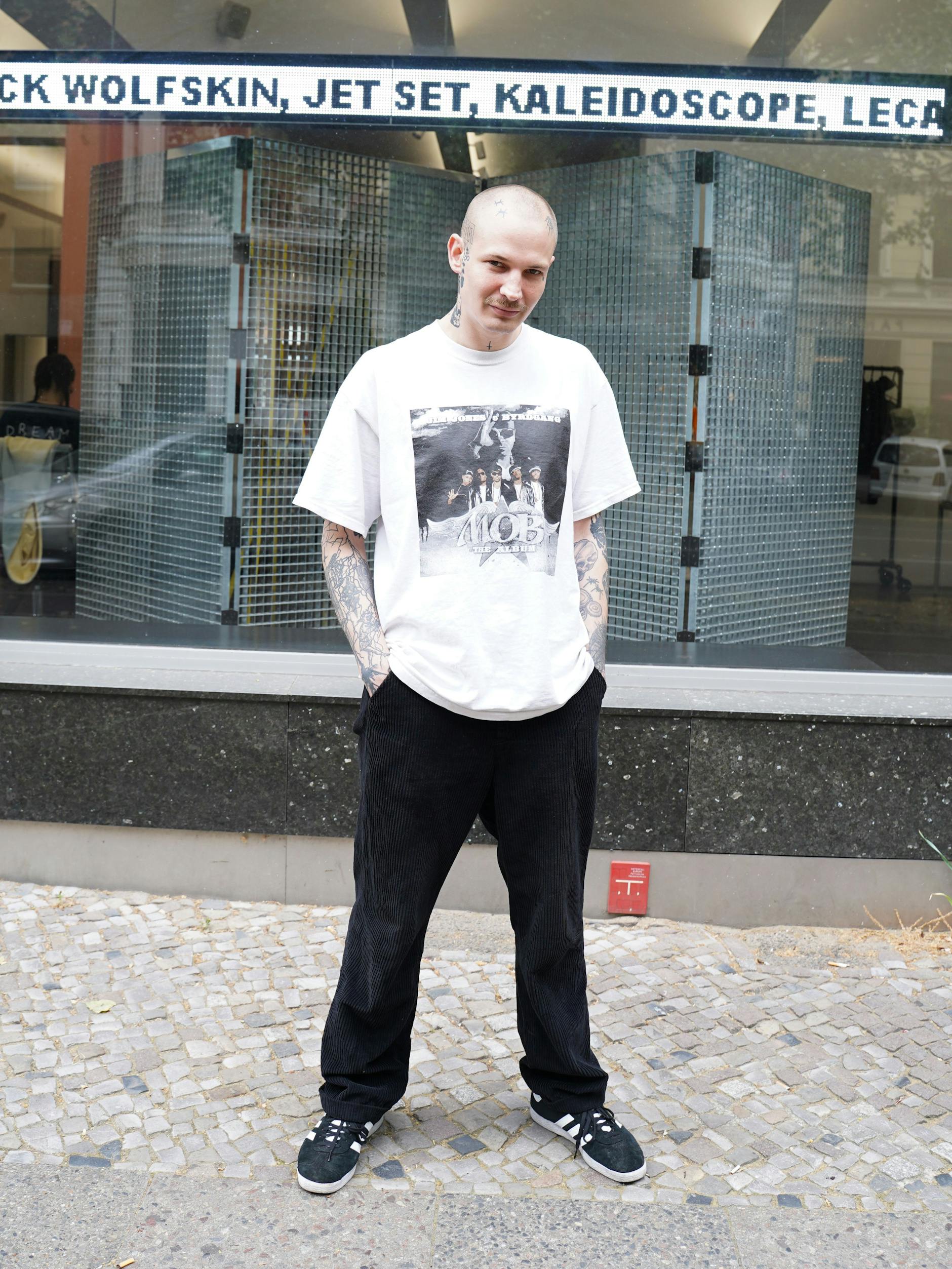Tim arbeitet in der Mode-Agentur Reference Studios. Er trägt ein original Merchandise-Shirt von Jim Jones & Byrdgang aus dem Jahr 2005, eine Hose von Our Legacy und Gazelle-Sneaker von Adidas. 