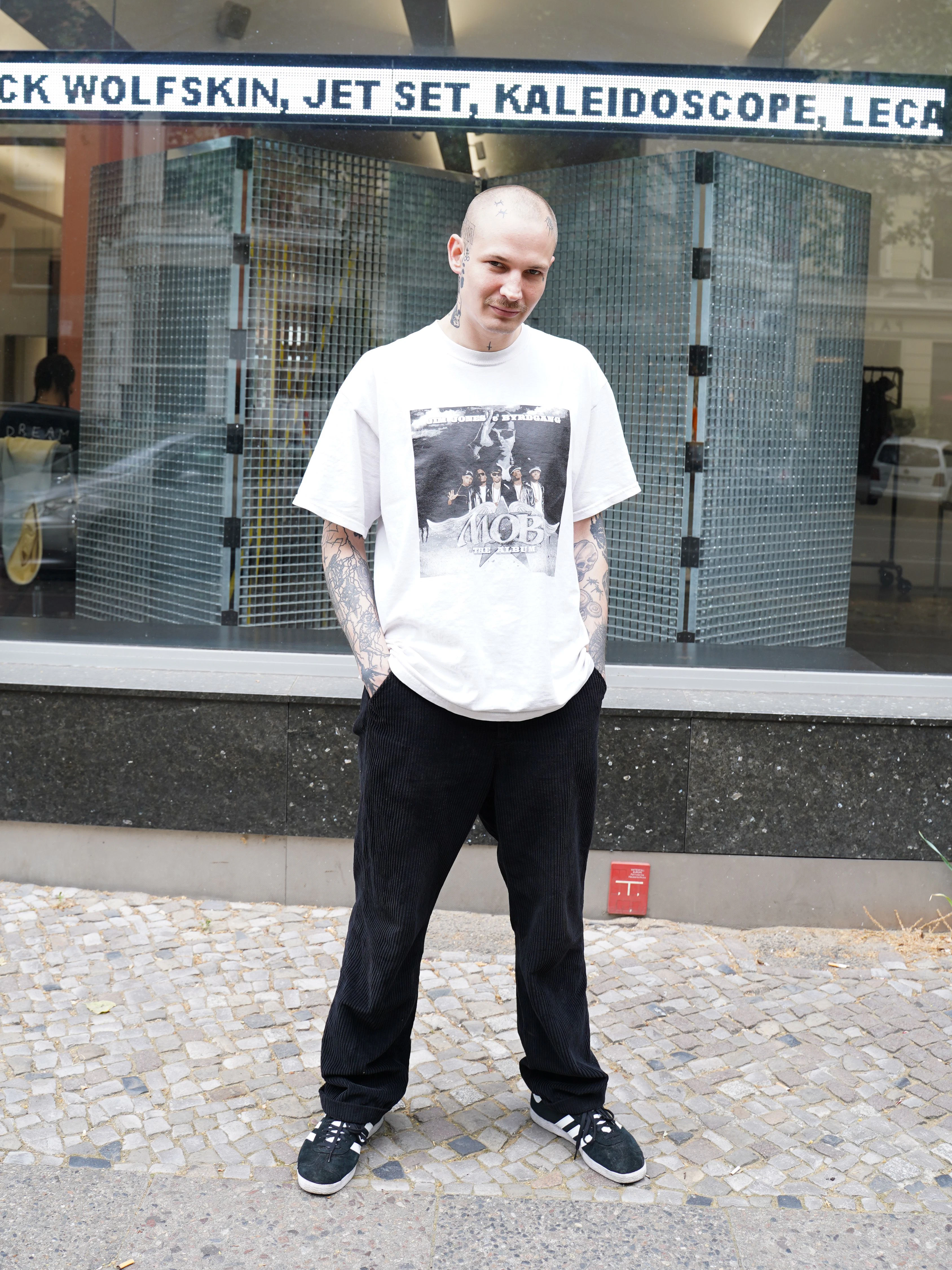 Tim arbeitet in der Mode-Agentur  Reference Studios. Er trägt ein original  Merchandise-Shirt von Jim Jones & Byrdgang aus dem Jahr 2005, eine Hose von Our Legacy und Gazelle-Sneaker von Adidas.&nbsp;