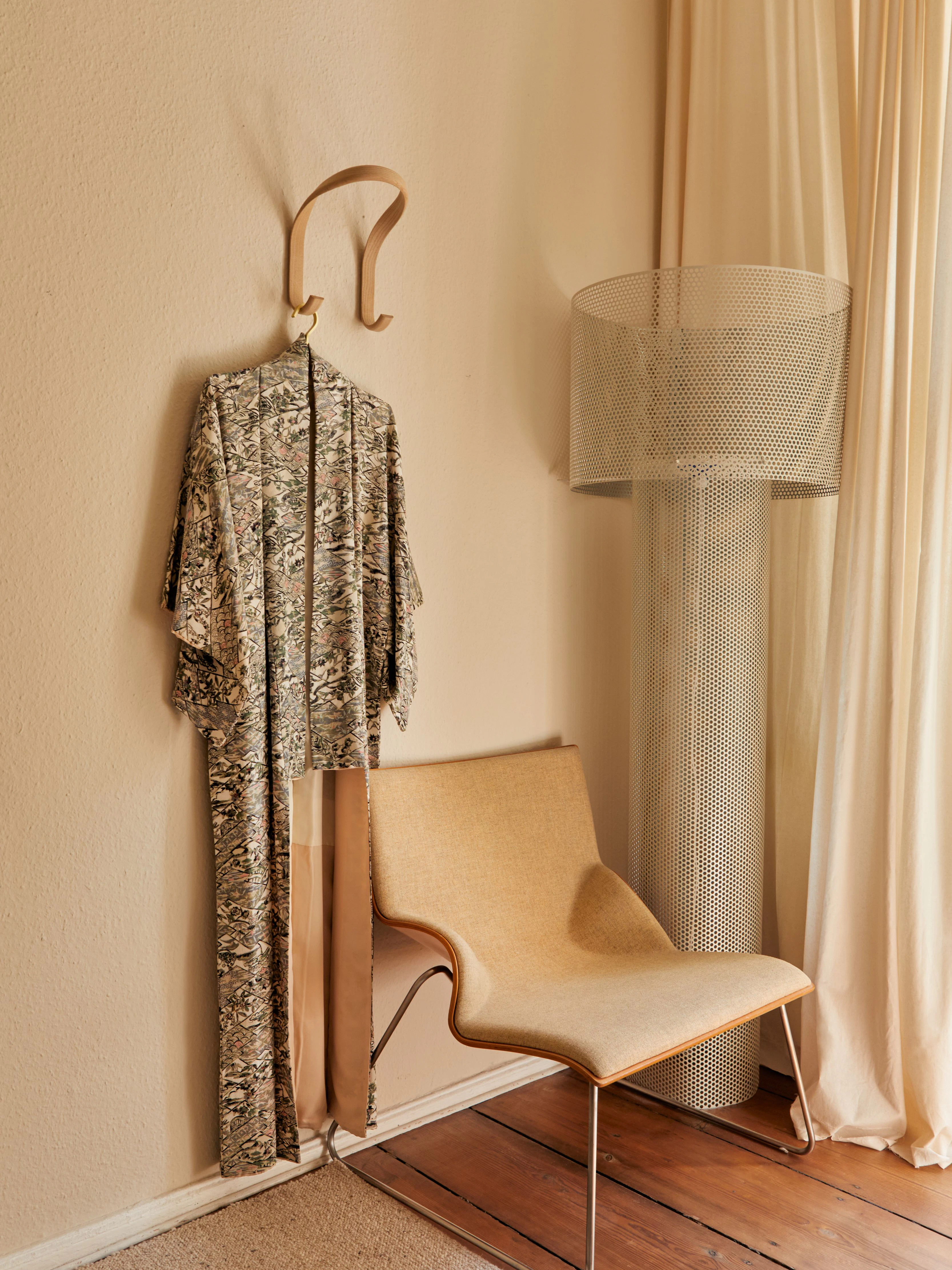 Neben dem futuristisch geformten Stuhl von Thonet hängt im Schlafzimmer ein rund 100 Jahre alter japanischer Kimono.