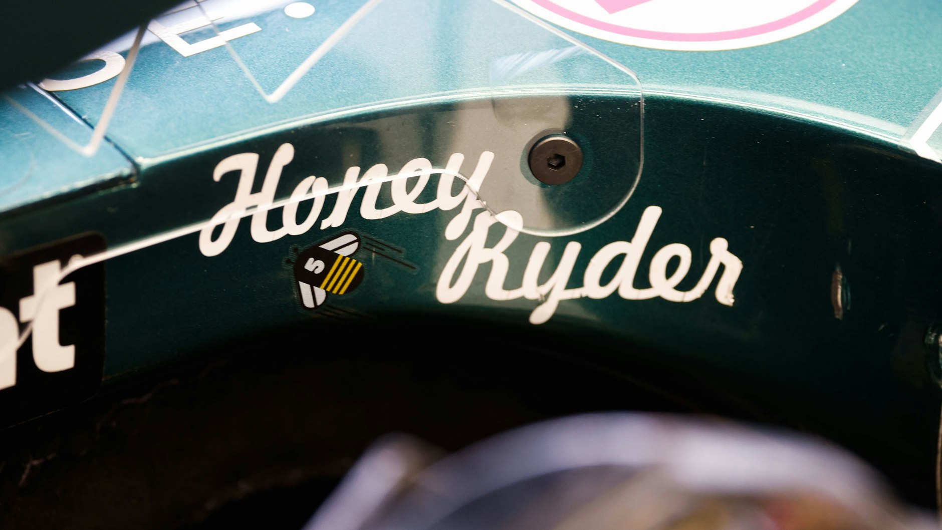 Sebastian Vettel hat sein Auto Honey Ryder getauft. Dazu prangt eine Biene auf dem Boliden.