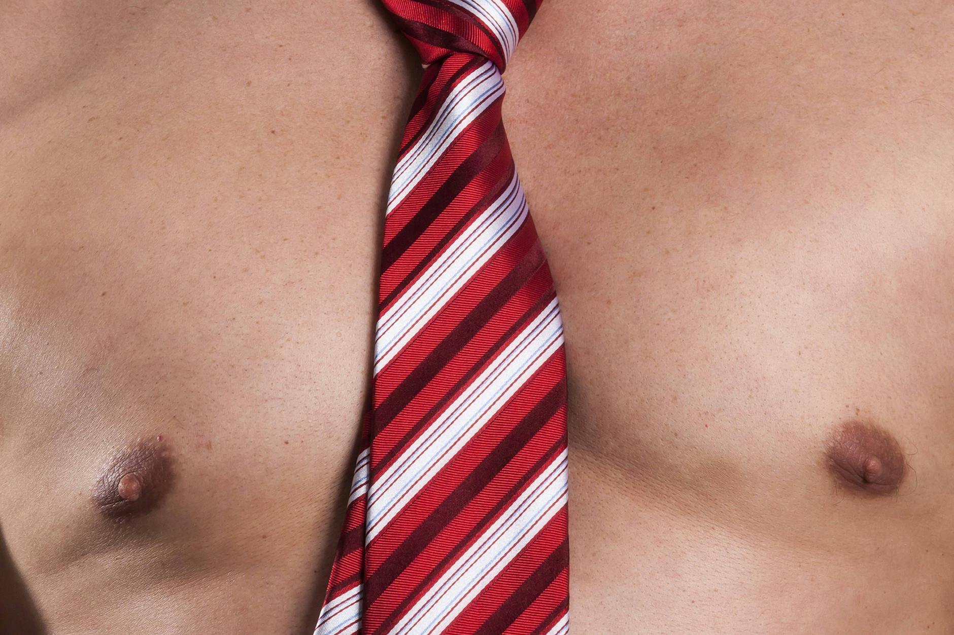 Der darf. Frauen bekommen Ärger, wenn sie oben ohne im Park sitzen. 