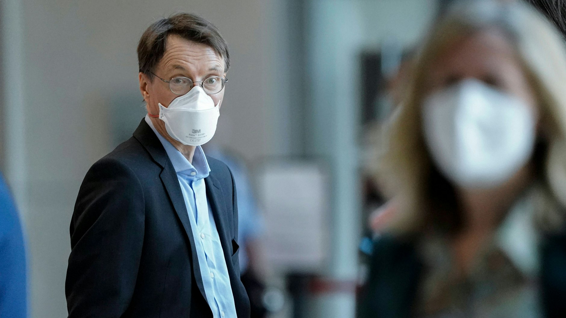 Die Ausbreitung einer solchen Variante wäre der „GAU“, warnte Karl Lauterbach (SPD) in einer ZDF-Sendung. Allerdings sei ungewiss, ob dieses Schreckensszenario tatsächlich eintreten wird.