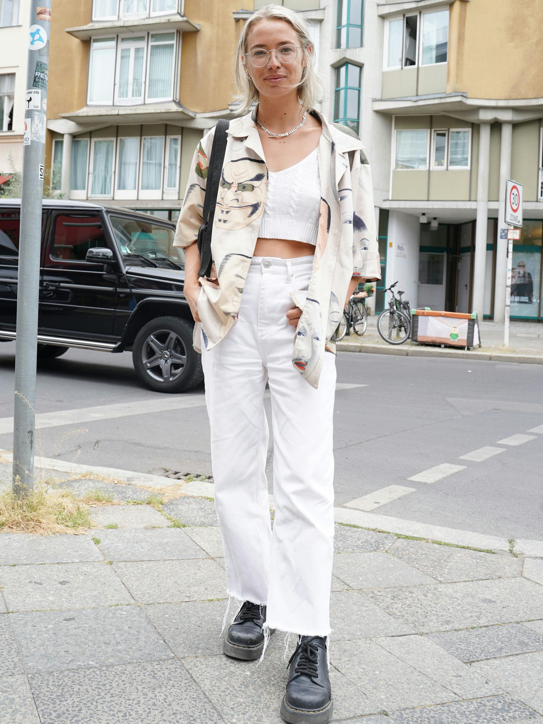 Madi kam vor zwei Jahren aus Kalifornien nach Berlin und arbeitet hier als Grafikdesignerin. Das Stricktop gehört eigentlich ihrer Freundin. Die Brille ist von Ace & Tate, die Kette von Urban Outfitters. 