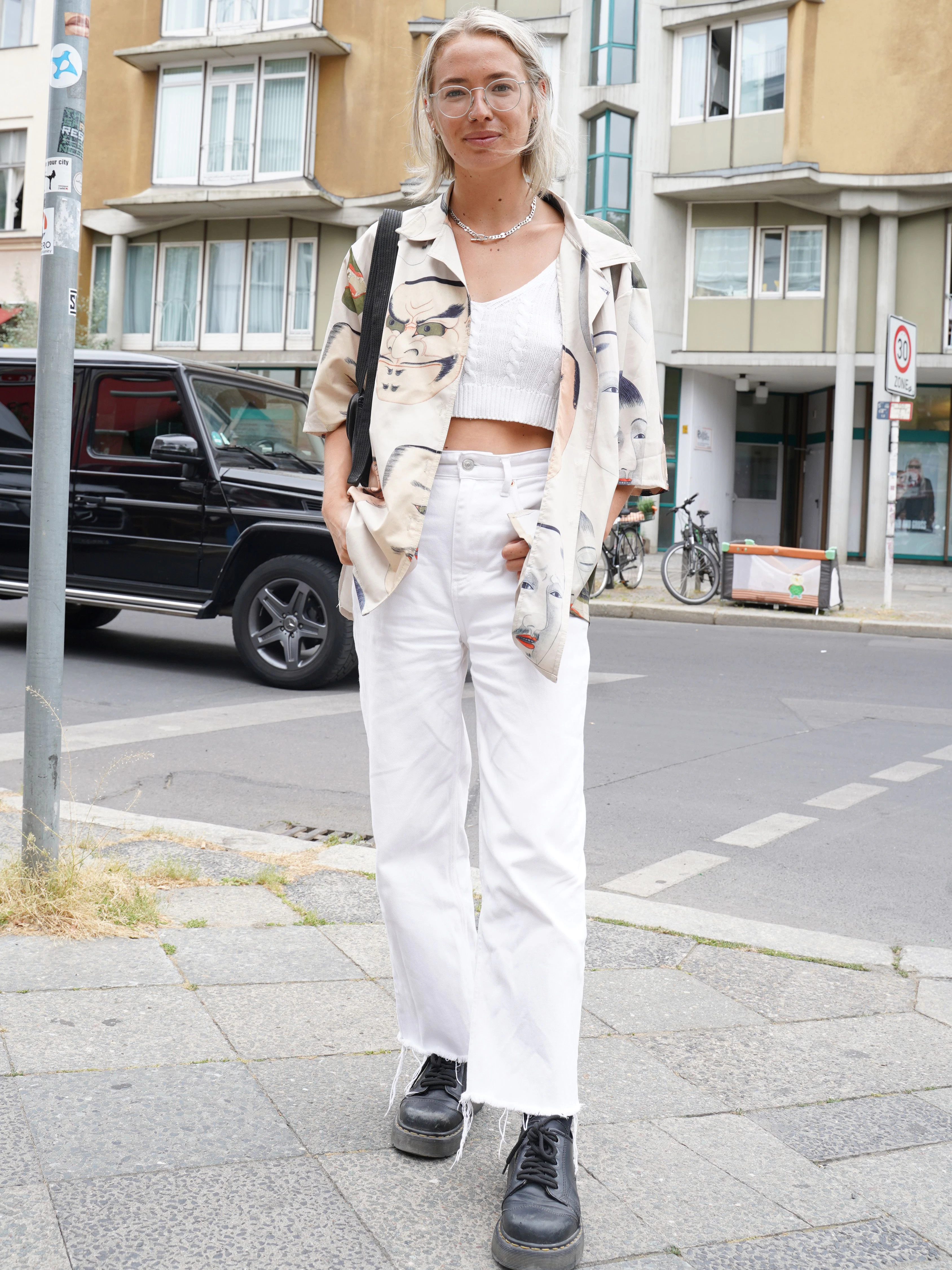 Madi kam vor zwei Jahren aus Kalifornien nach Berlin und arbeitet hier als Grafikdesignerin. Das Stricktop gehört eigentlich ihrer  Freundin. Die Brille  ist von Ace & Tate,  die  Kette von Urban Outfitters.&nbsp;