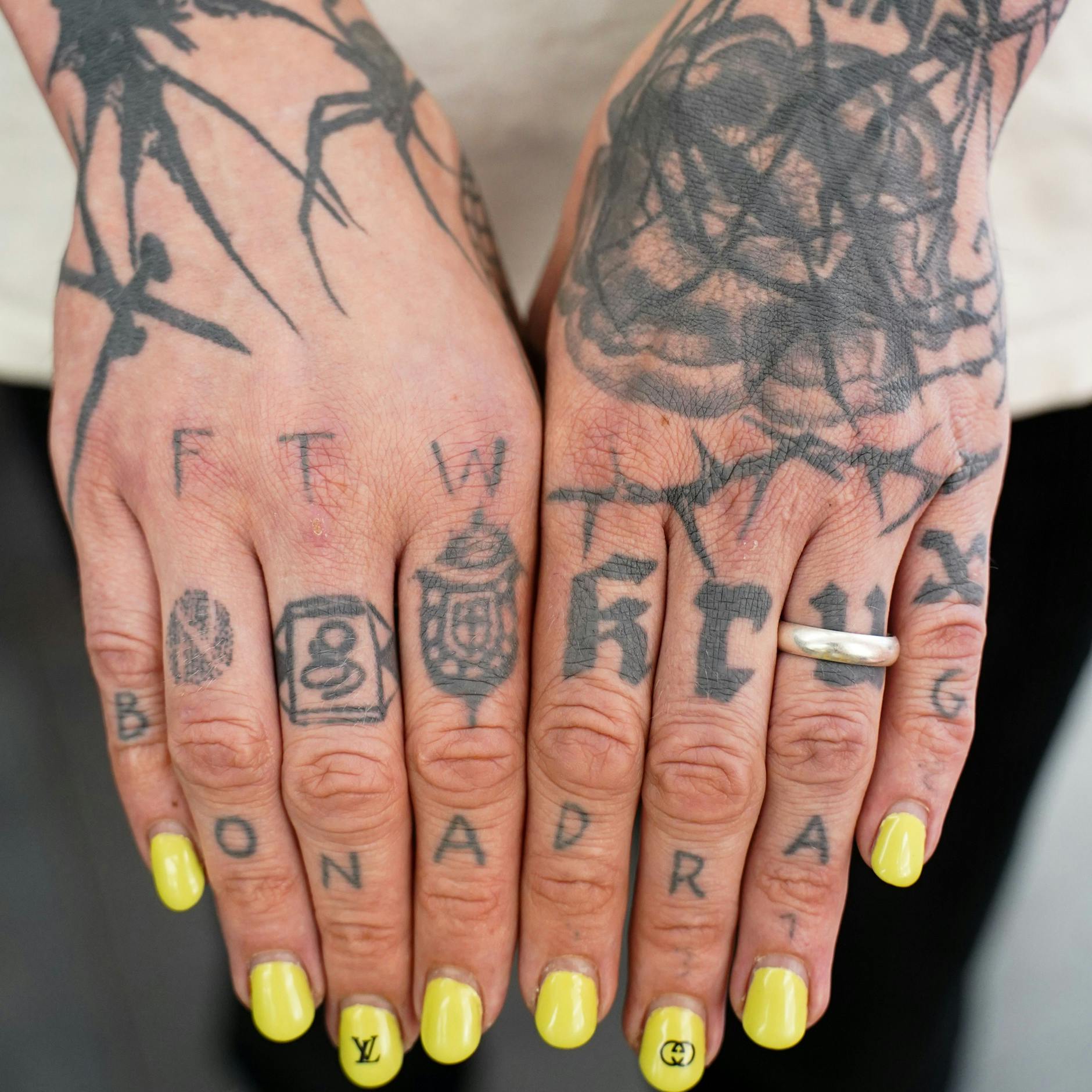 Neben vielen anderen Tattoos schmückt Tims Hände der Schriftzug „Bona Drag“, der Titel eines Morrissey-Albums und ein Begriff aus dem Sprachgebrauch englischer Gays in den 60er-Jahren.