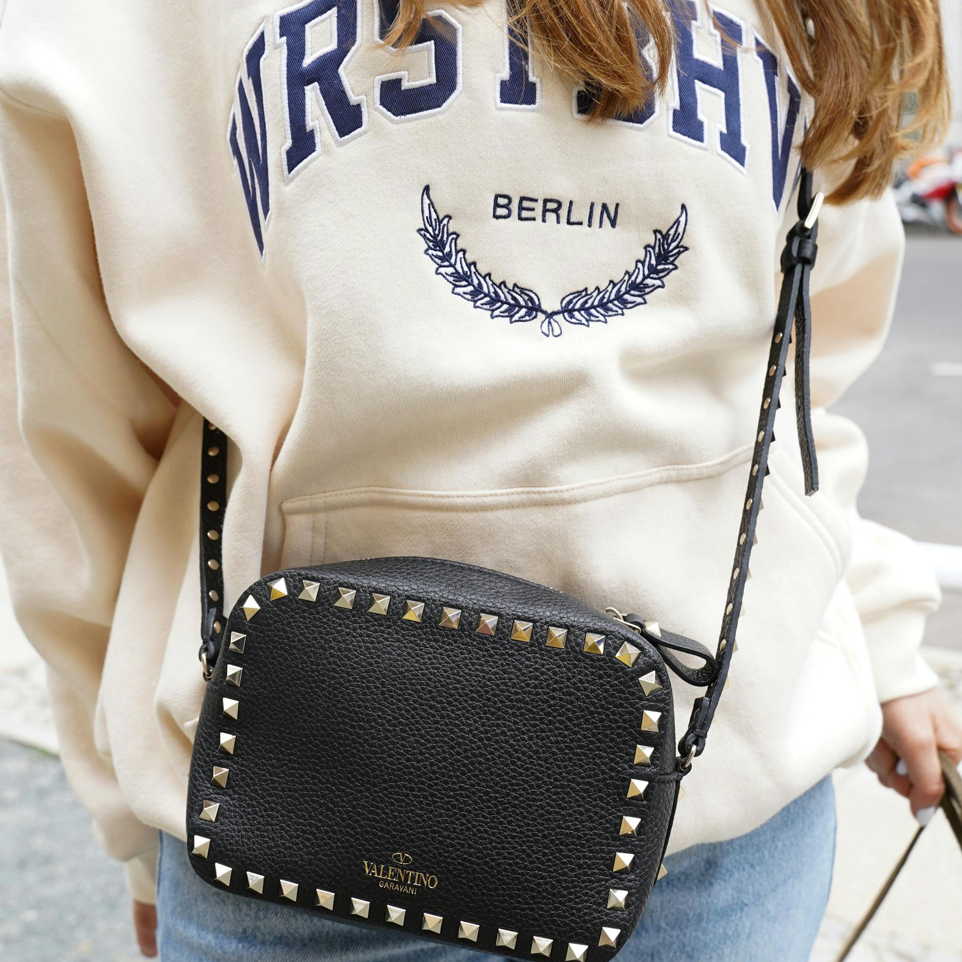 Jackys Hoodie ist vom Berliner Start-up Worst Behavior (WRSTBHVR).