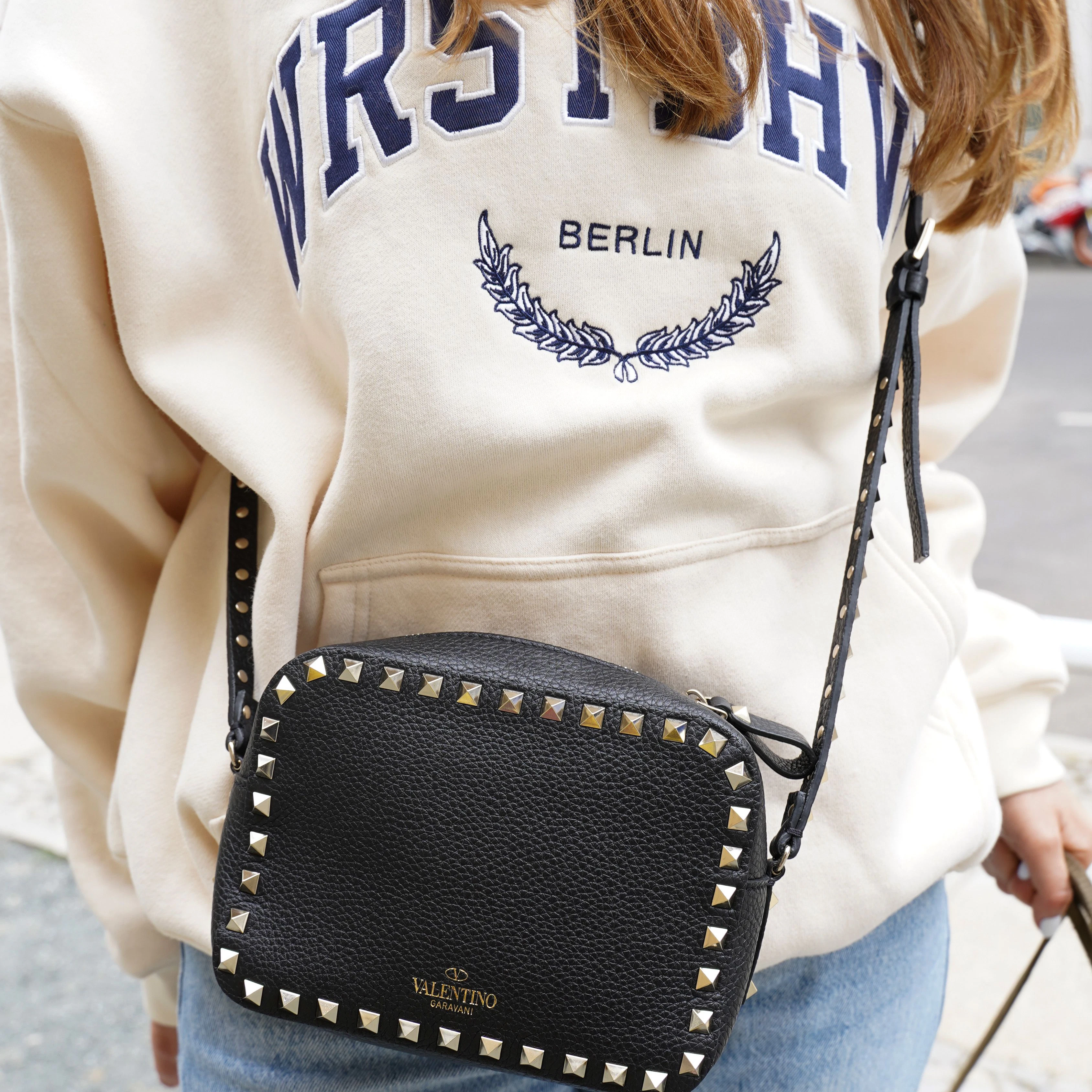 Jackys Hoodie ist vom Berliner Start-up Worst Behavior (WRSTBHVR).