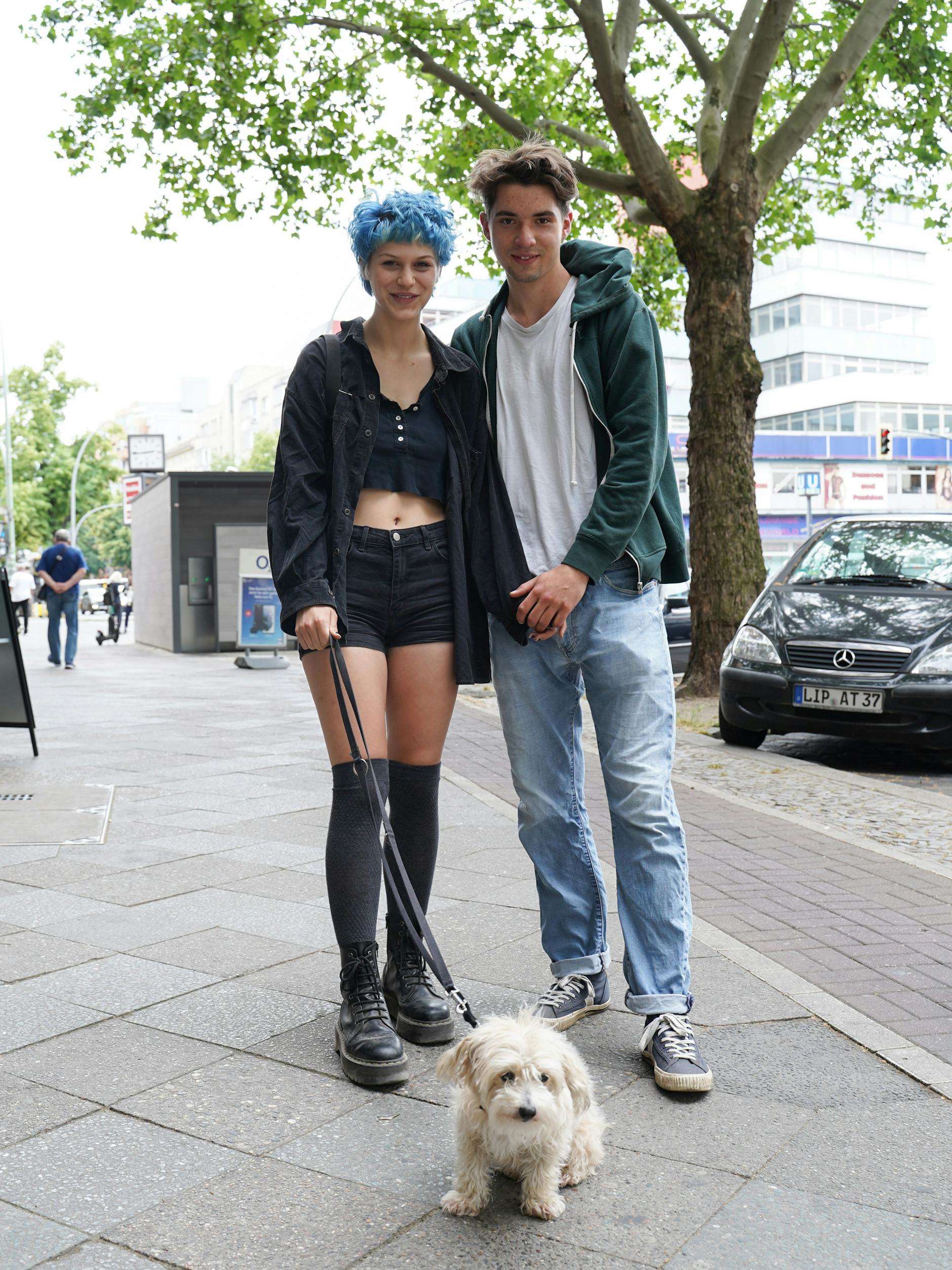 Das sind Lil, ihr Freund Victor und Lisa, eine supersüße Hundedame. Die gebürtige Berlinerin Lil hatte eine Fellallergie, bis ihr die Eltern vor 14 Jahren die hypoallergene Lisa schenkten. Nun ist die Allergie fast verschwunden und Lisa immer noch an Lils Seite. Die blauen Haare hat sich Lil bei Sassoon färben lassen, wo sie gerade eine Ausbildung anfängt. Victor trägt übrigens die Hose von Lil – kommt jetzt etwa die „Girlfriend-Jeans“?