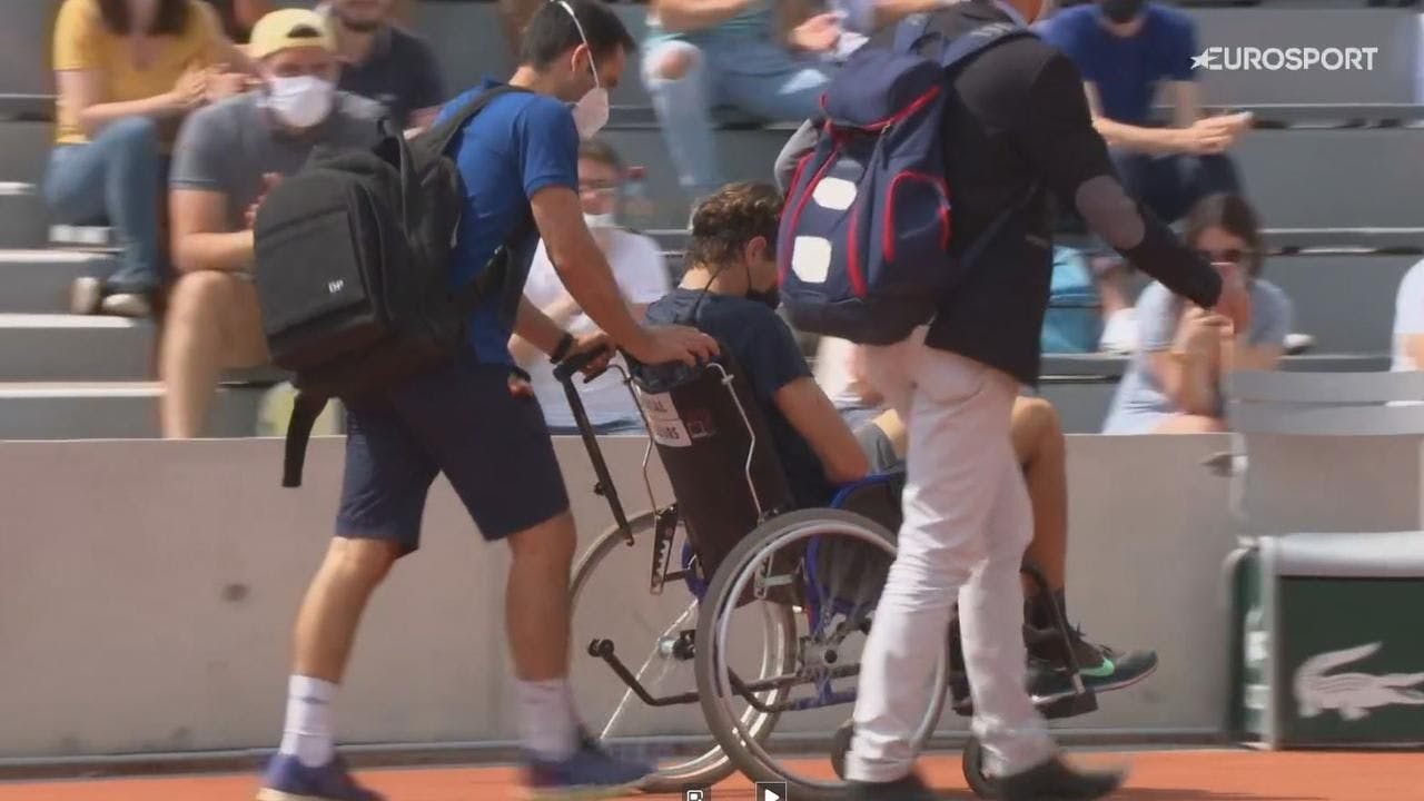 Nach seinem Ausscheiden bei den French Open musste Taylor Fritz mit dem Rollstuhl vom Platz gebracht werden.