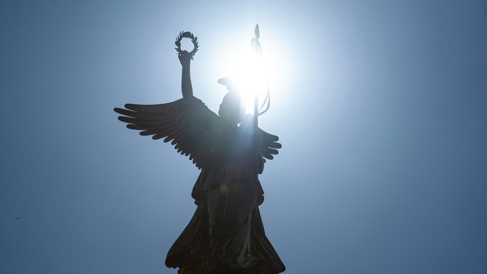 Es ist heiß in Berlin, die Sonne scheint durch die Göttin Viktoria auf der Siegessäule.