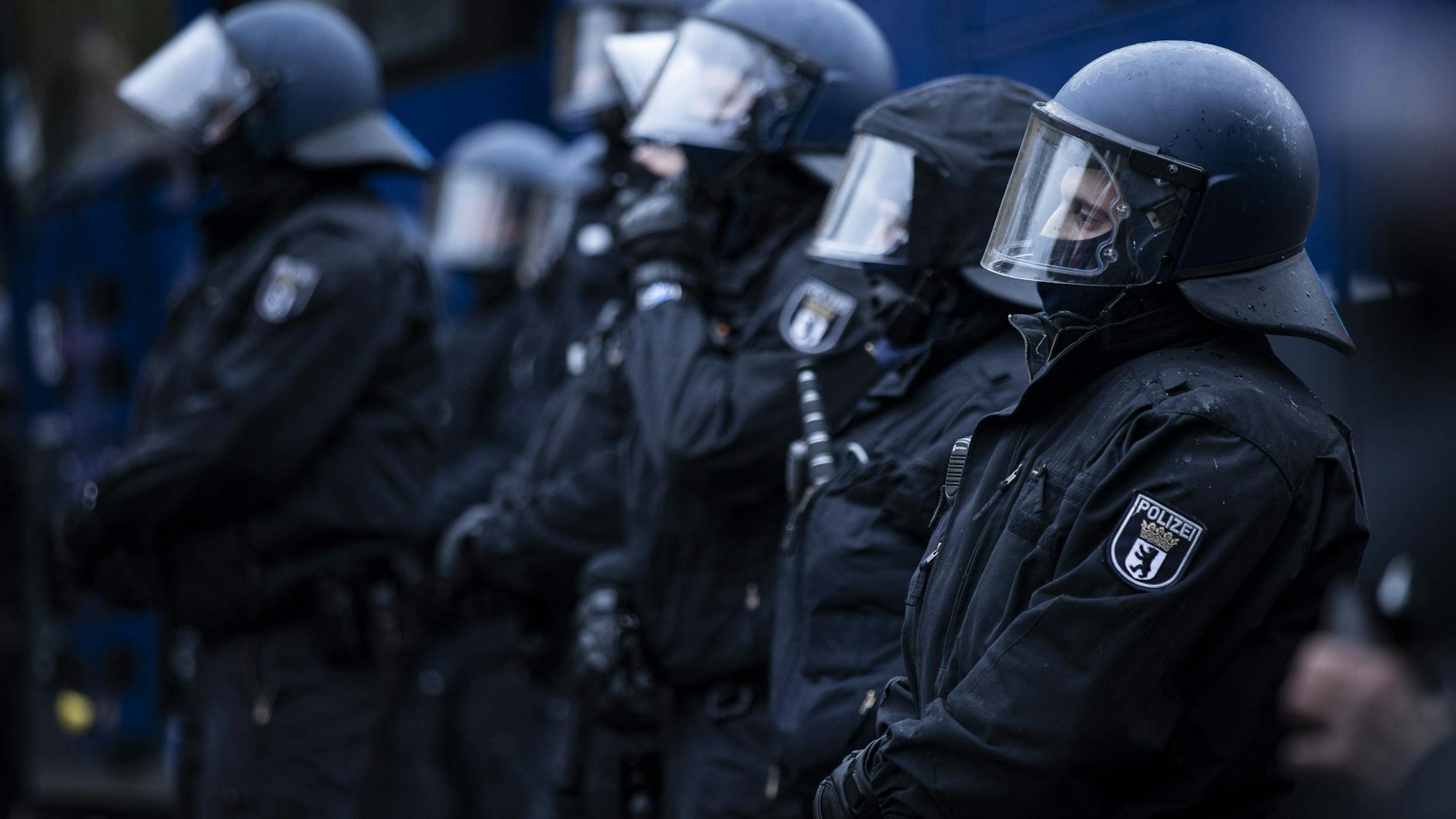 Eine Polizeibeamtin und sechs Polizisten wurden verletzt, drei der Einsatzkräfte konnten ihren Dienst nicht mehr fortsetzen (Symbol). 