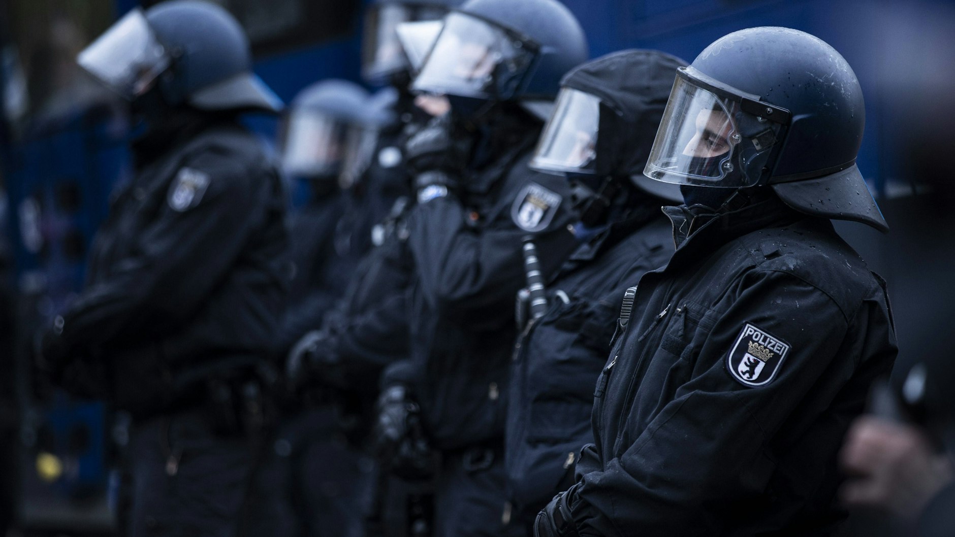 Eine Polizeibeamtin und sechs Polizisten wurden verletzt, drei der Einsatzkräfte konnten ihren Dienst nicht mehr fortsetzen (Symbol).&nbsp;