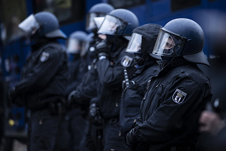 Eine Polizeibeamtin und sechs Polizisten wurden verletzt, drei der Einsatzkräfte konnten ihren Dienst nicht mehr fortsetzen (Symbol).&nbsp;