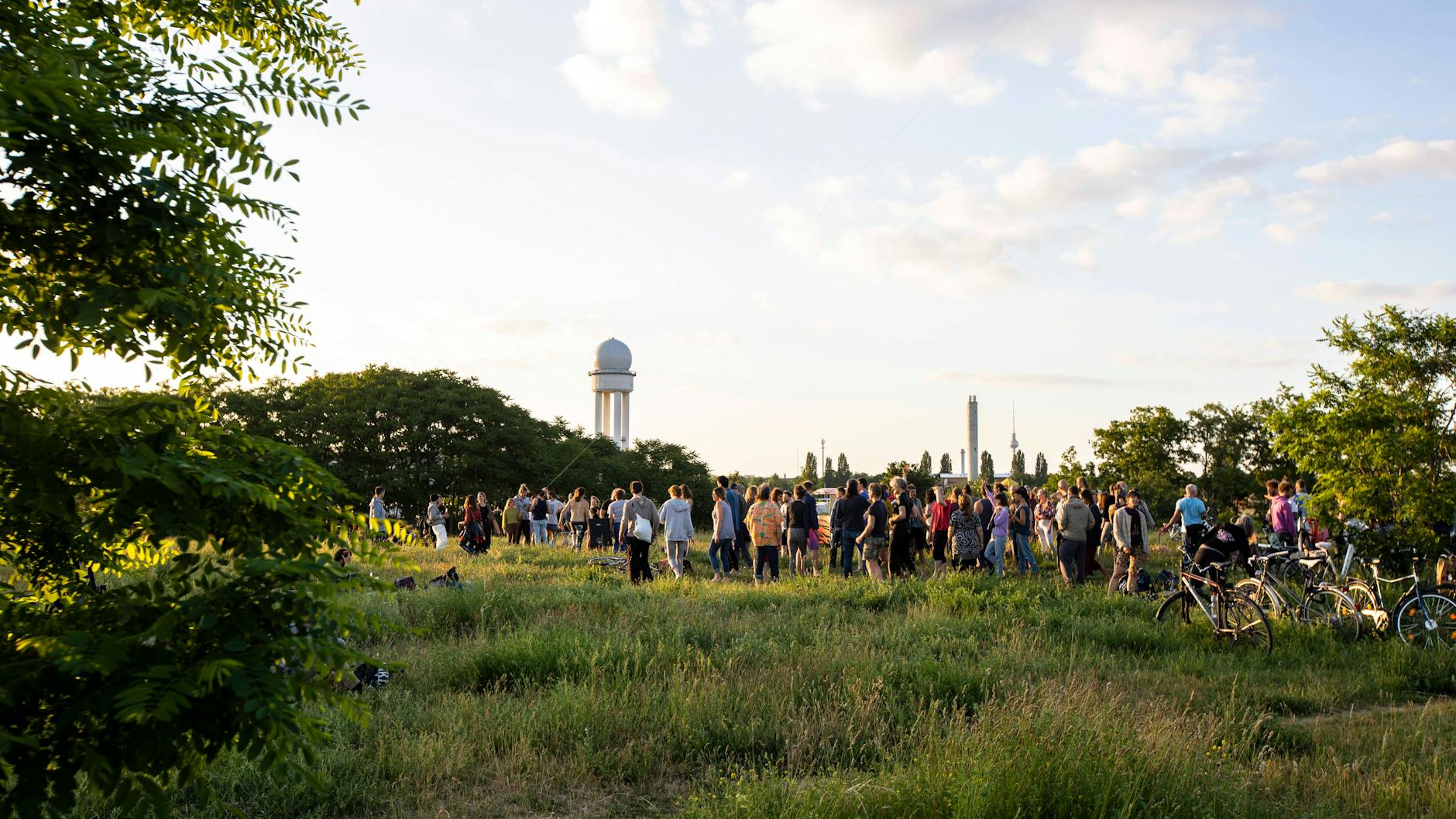 Feiern? Aber sicher. Menschen tanzen am Ende eines sonnigen Wochenendes im Tempelhofer Feld im Juni 2021.