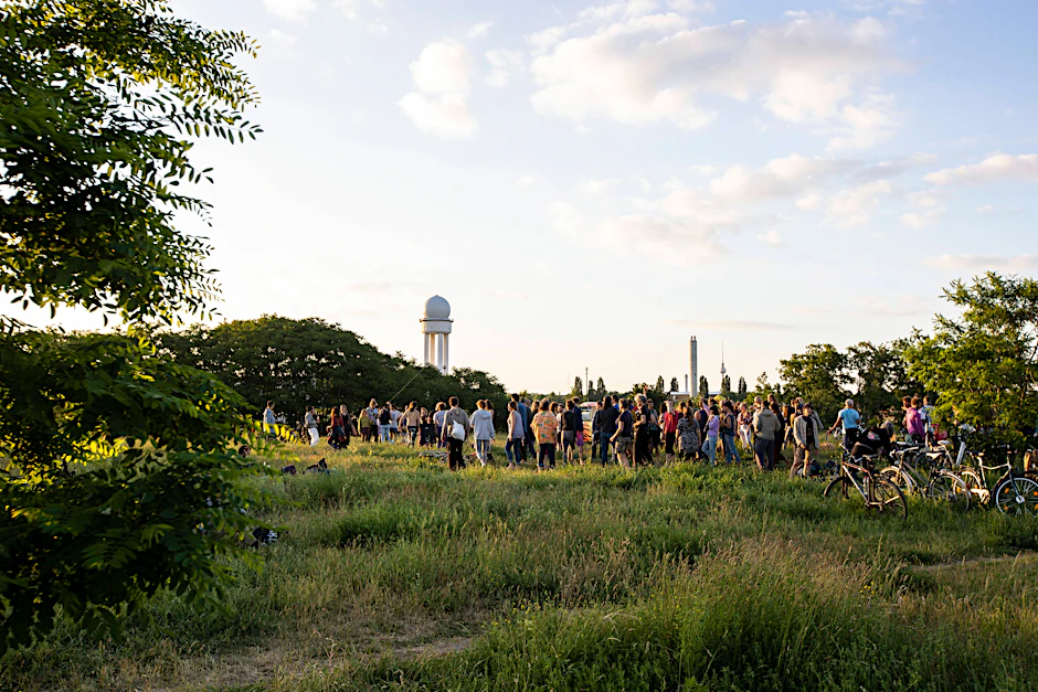 Feiern? Aber sicher. Menschen tanzen am Ende eines sonnigen Wochenendes im Tempelhofer Feld im Juni 2021.