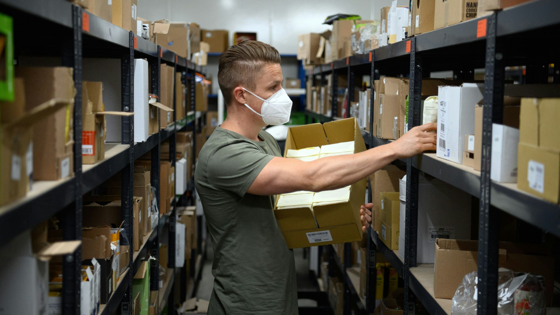 Vertriebsleiter Johannes Karnauchow sortiert im Lager Nudelpackungen in ein Regal. Das Familienunternehmen in dem kleinen Dorf im Nordwesten Brandenburgs beliefert derzeit etwa 4000 Kunden im Berliner Raum und im nördlichen Brandenburg mit Gemüse, Salaten und Kräutern sowie vielen weiteren Bio-Produkten.