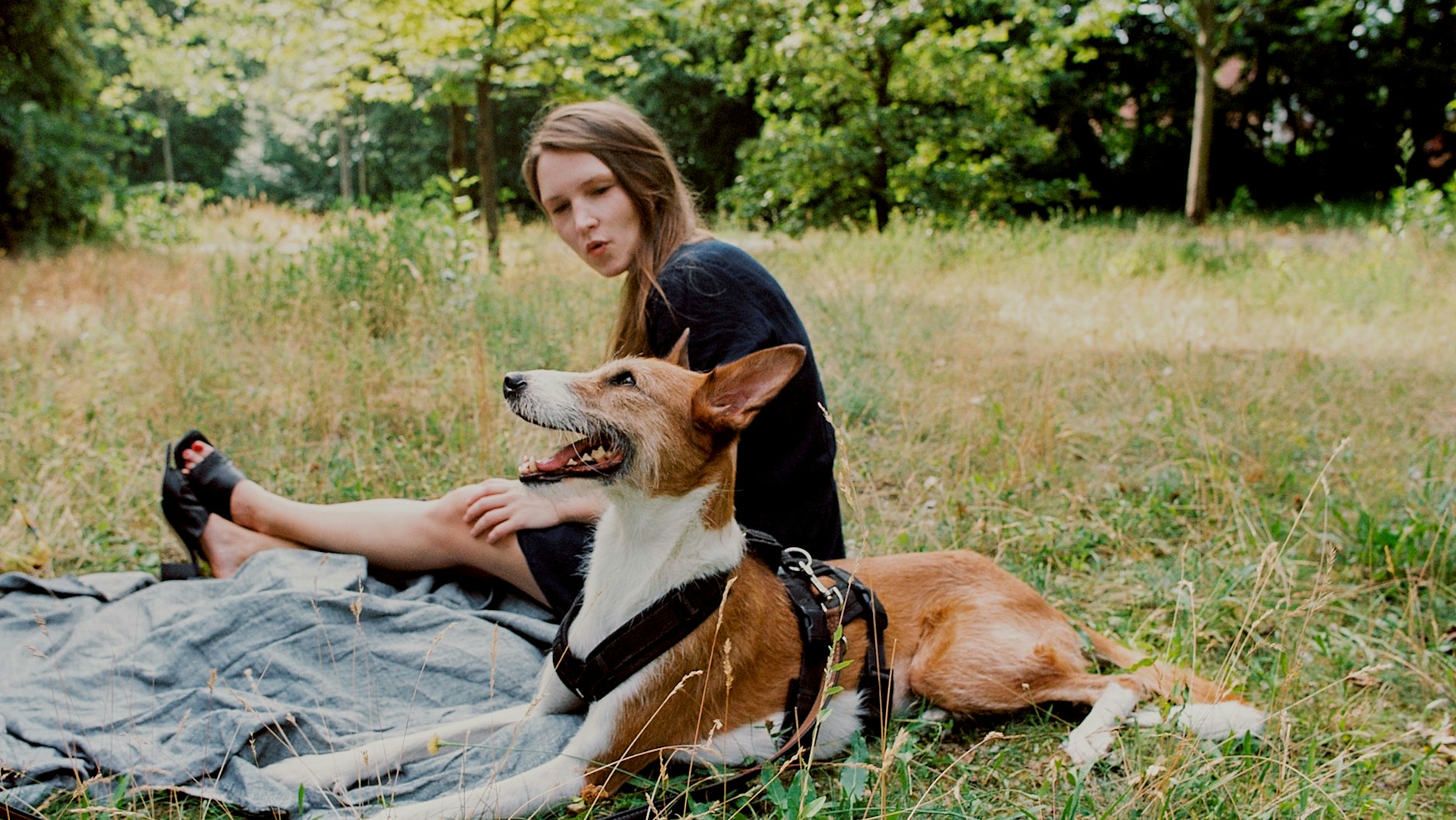 Stella Sommer mit dem Podenco-Mix Juri.