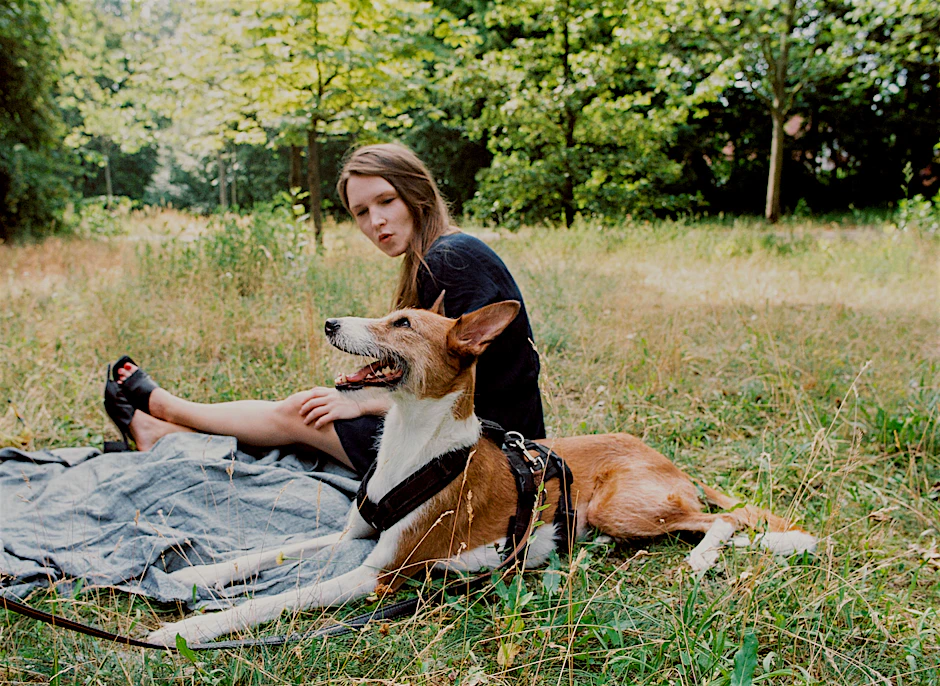 Stella Sommer mit dem Podenco-Mix Juri.
