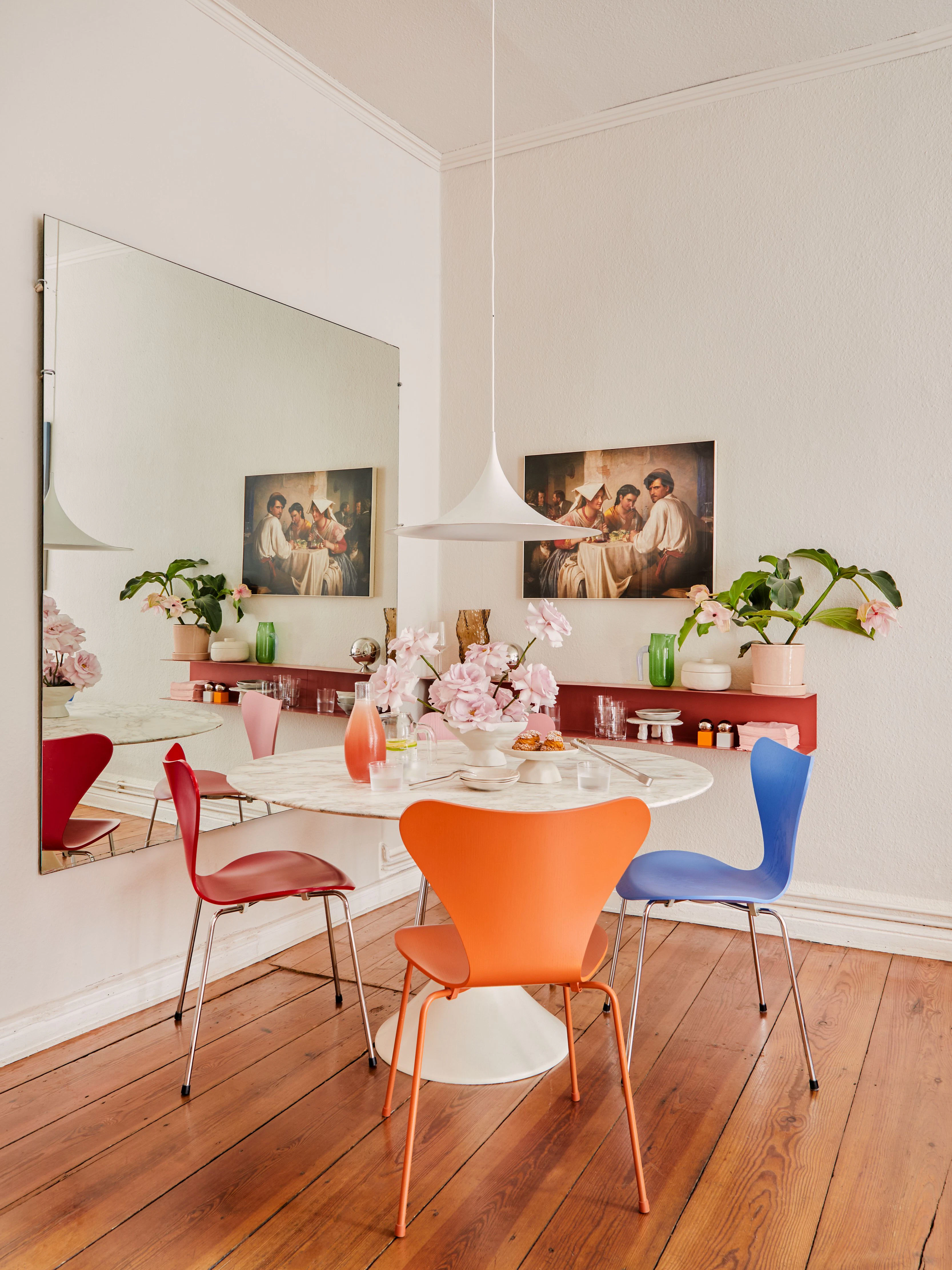 Die Stühle der „Serie 7“ von Fritz Hansen kontrastieren aufs Schönste mit dem Kunstdruck von Carl Blochs „In einer römischen Osteria“.