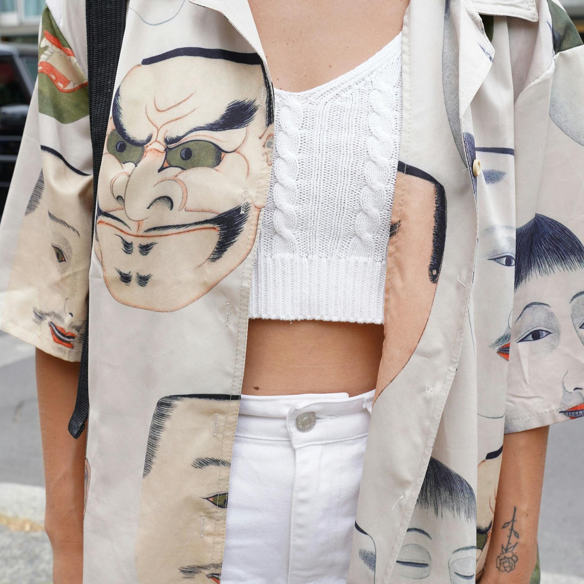 Das Hemd hat Madi in einer kleinen Boutique in Shanghai gekauft – ein Geschenk für ihr Girlfriend, wie sie sagt. Auch dieses Oberteil teilen sich die beiden.