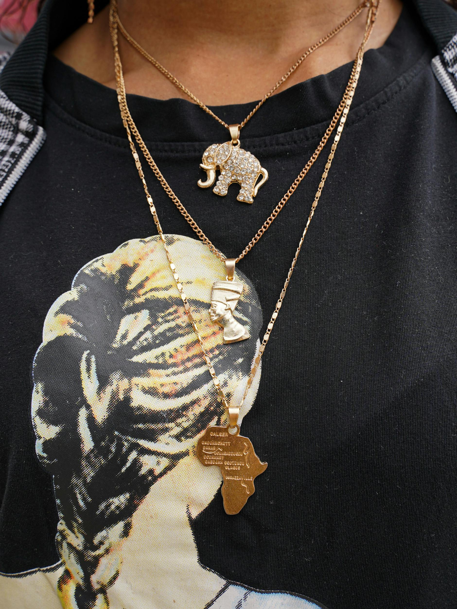 Rokia trägt schmucke Symbole ihrer afrikanischen Heimat. 